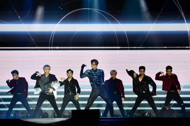 Tiếng vang mãnh liệt của huyền thoại: Cú ngã đau của ông lớn và nhiều nhóm nhạc huyền thoại