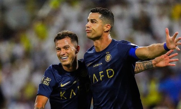 Ronaldo vượt mốc ghi bàn siêu kịch tính, ghi bỏ cả Messi và các huyền thoại