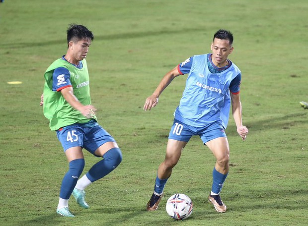 Trận đấu Vinh quang: Đội tuyển Việt Nam hùng cường đối mặt U23 Việt Nam trong trận mưa đá