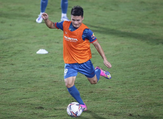 Trận đấu Vinh quang: Đội tuyển Việt Nam hùng cường đối mặt U23 Việt Nam trong trận mưa đá