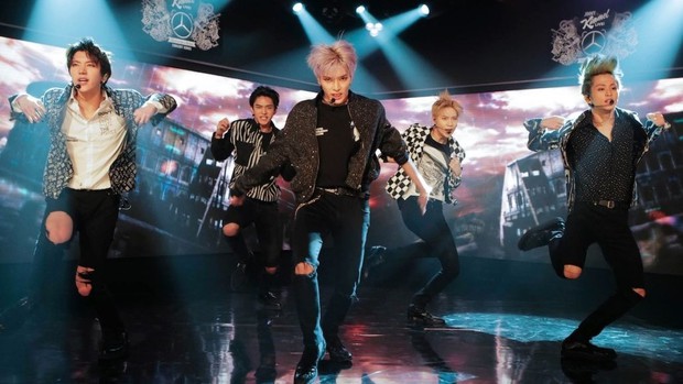 Tiếng vang mãnh liệt của huyền thoại: Cú ngã đau của ông lớn và nhiều nhóm nhạc huyền thoại