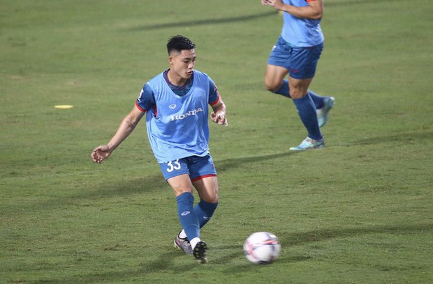 Trận đấu Vinh quang: Đội tuyển Việt Nam hùng cường đối mặt U23 Việt Nam trong trận mưa đá