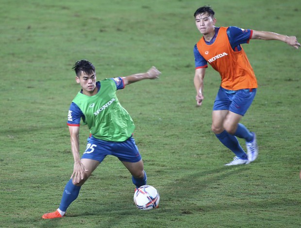 Trận đấu Vinh quang: Đội tuyển Việt Nam hùng cường đối mặt U23 Việt Nam trong trận mưa đá