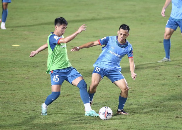 Trận đấu Vinh quang: Đội tuyển Việt Nam hùng cường đối mặt U23 Việt Nam trong trận mưa đá