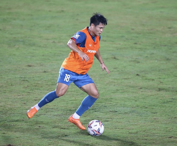 Trận đấu Vinh quang: Đội tuyển Việt Nam hùng cường đối mặt U23 Việt Nam trong trận mưa đá