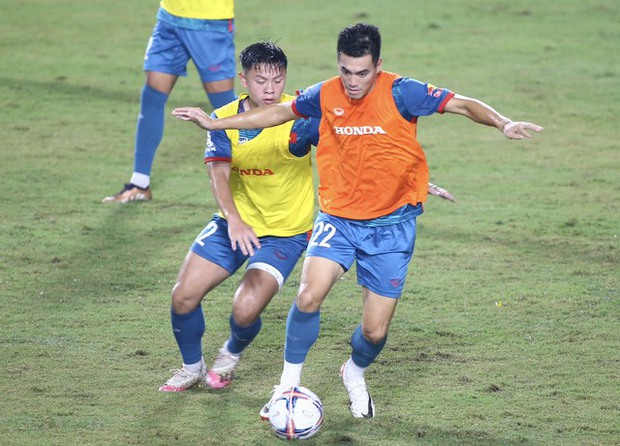 Trận đấu Vinh quang: Đội tuyển Việt Nam hùng cường đối mặt U23 Việt Nam trong trận mưa đá