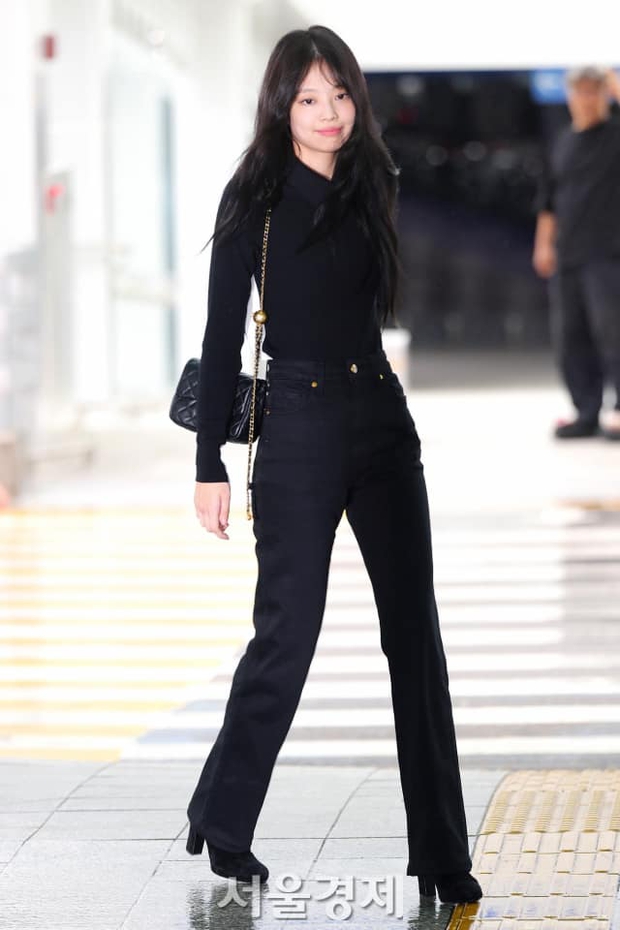 Jennie lại gây bão với thời trang sân bay: Outfit đơn giản mà sang chói mắt, nàng muốn học lỏm thì siêu dễ - Ảnh 5.