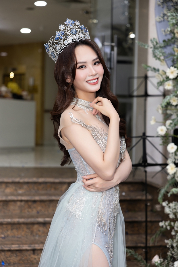 Mai Phương rạng rỡ đón sinh nhật trước thềm thi quốc tế, bà trùm Hoa hậu tặng nóng món quà đặc biệt - Ảnh 2.