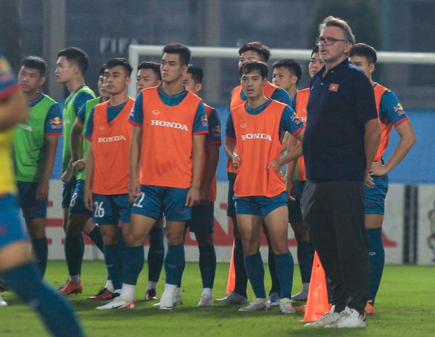 Văn Toàn chinh phục đội tuyển Việt Nam bằng buổi tập đầu tiên tràn đầy cảm xúc