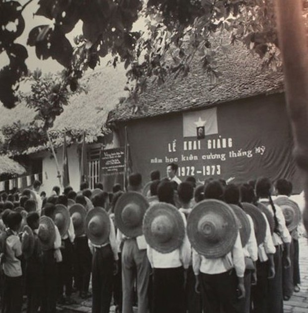 Những hình ảnh lễ khai giảng ngày xửa ngày xưa: Một tấm phông vải cắt hồ dán, áo trắng quần xanh giản dị - Ảnh 4.