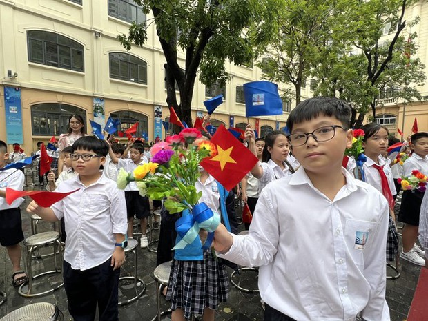 Học sinh trường Nguyễn Siêu hát vang trong lễ khai giảng sớm - Ảnh 5.