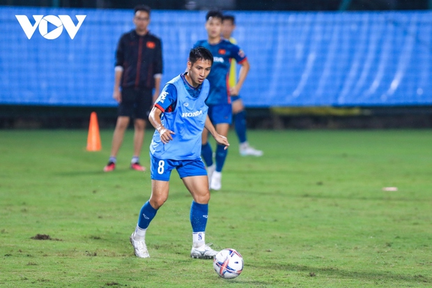 Cầu thủ Việt kiều kết hợp đội tuyển Việt Nam để tập luyện: Cảnh tượng rất thú vị