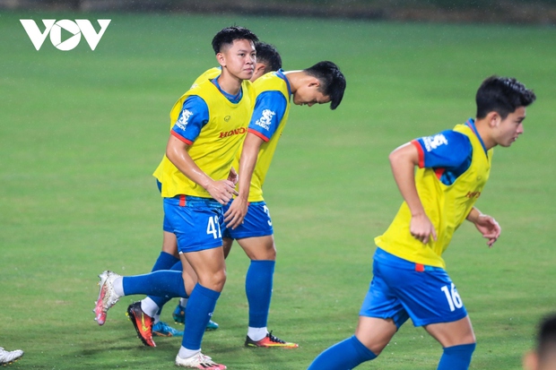 Cầu thủ Việt kiều kết hợp đội tuyển Việt Nam để tập luyện: Cảnh tượng rất thú vị