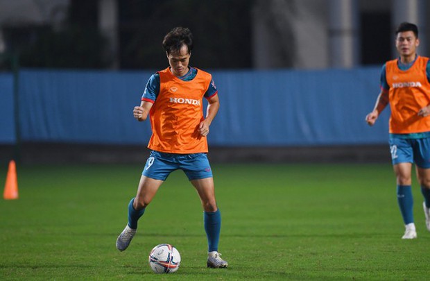 Văn Toàn chinh phục đội tuyển Việt Nam bằng buổi tập đầu tiên tràn đầy cảm xúc