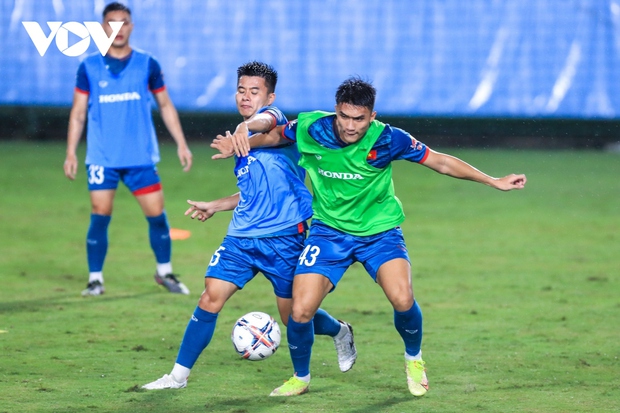 Cầu thủ Việt kiều kết hợp đội tuyển Việt Nam để tập luyện: Cảnh tượng rất thú vị