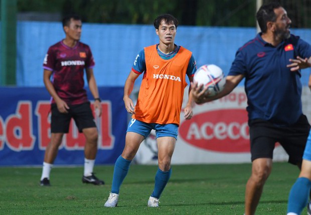 Văn Toàn chinh phục đội tuyển Việt Nam bằng buổi tập đầu tiên tràn đầy cảm xúc