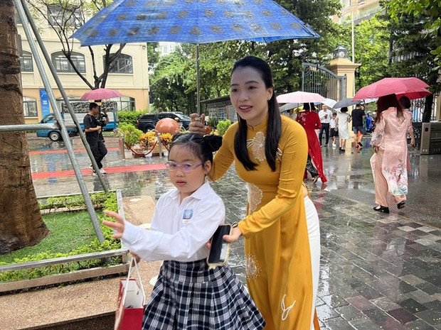 Học sinh trường Nguyễn Siêu hát vang trong lễ khai giảng sớm - Ảnh 2.