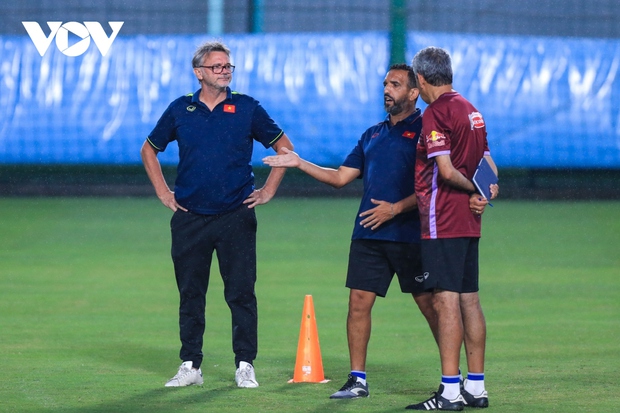 Cầu thủ Việt kiều kết hợp đội tuyển Việt Nam để tập luyện: Cảnh tượng rất thú vị