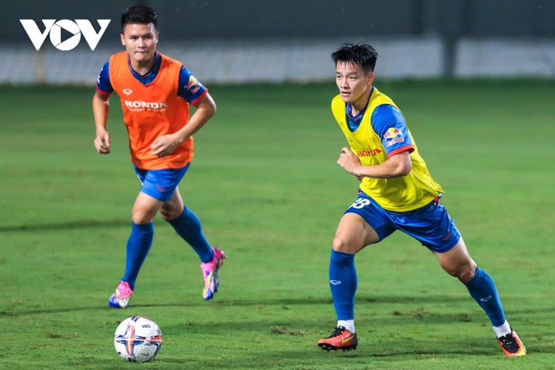 Cầu thủ Việt kiều kết hợp đội tuyển Việt Nam để tập luyện: Cảnh tượng rất thú vị