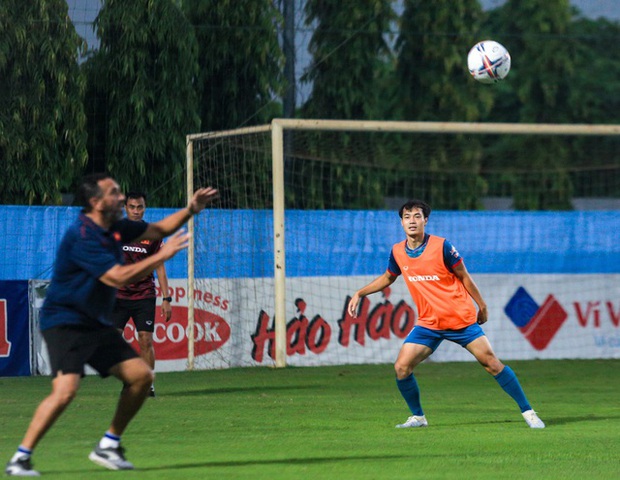Văn Toàn chinh phục đội tuyển Việt Nam bằng buổi tập đầu tiên tràn đầy cảm xúc