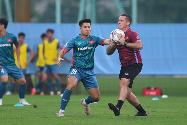 Dấu ấn của HLV Troussier khi ứng biến bằng tay, mang đến trận đấu khó quên cho đội tuyển Việt Nam