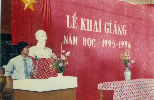 Những hình ảnh lễ khai giảng ngày xửa ngày xưa: Một tấm phông vải cắt hồ dán, áo trắng quần xanh giản dị - Ảnh 9.