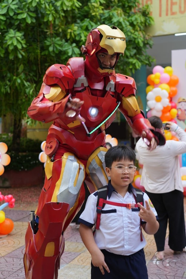 Học sinh thích thú khi Iron Man xuất hiện tại lễ khai giảng - Ảnh 3.
