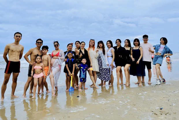 Mẹ bầu Khánh Thi và Phan Hiển gây sốt khi đưa Kubi và Anna đi khai giảng, cùng con trai cả vô cùng dễ thương