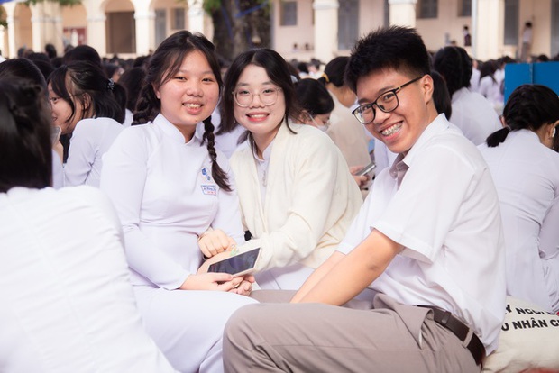 Toàn cảnh lễ khai giảng năm học mới 2023 - 2024: Diễn ra nhanh - gọn, những tà áo dài trắng chiếm spotlight - Ảnh 23.