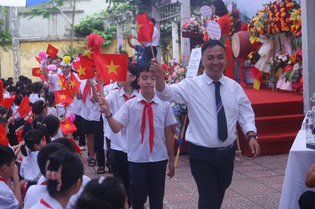 Khai giảng tại ngôi trường đặc biệt ở Hà Nội, dùng tay hát quốc ca - Ảnh 10.