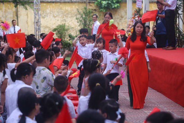 Khai giảng tại ngôi trường đặc biệt ở Hà Nội, dùng tay hát quốc ca - Ảnh 9.