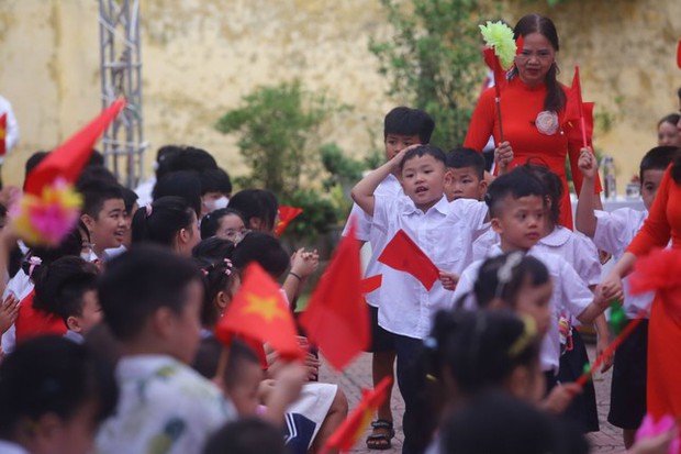 Khai giảng tại ngôi trường đặc biệt ở Hà Nội, dùng tay hát quốc ca - Ảnh 8.