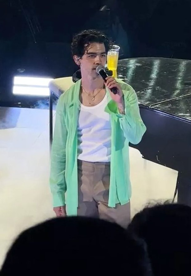Joe Jonas vẫn đeo nhẫn cưới giữa tin đồn ly hôn - Ảnh 2. Joe Jonas vẫn đeo nhẫn cưới giữa tin đồn ly hôn - Ảnh 2.
