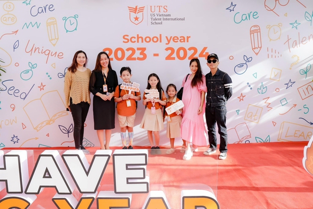 Mẹ bầu Khánh Thi và Phan Hiển gây sốt khi đưa Kubi và Anna đi khai giảng, cùng con trai cả vô cùng dễ thương