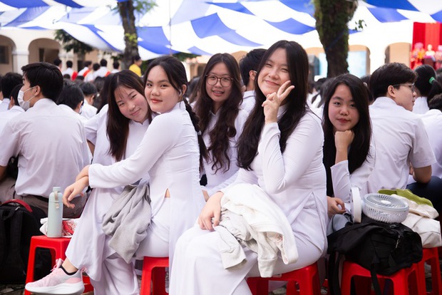 Toàn cảnh lễ khai giảng năm học mới 2023 - 2024: Diễn ra nhanh - gọn, những tà áo dài trắng chiếm spotlight - Ảnh 19.