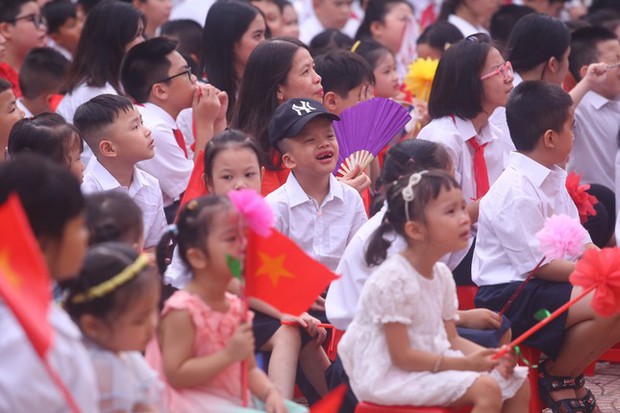 Khai giảng tại ngôi trường đặc biệt ở Hà Nội, dùng tay hát quốc ca - Ảnh 4.
