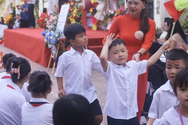 Khai giảng tại ngôi trường đặc biệt ở Hà Nội, dùng tay hát quốc ca - Ảnh 1.