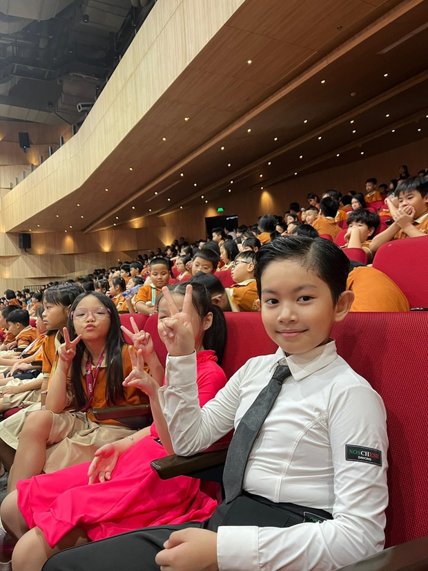 Mẹ bầu Khánh Thi và Phan Hiển gây sốt khi đưa Kubi và Anna đi khai giảng, cùng con trai cả vô cùng dễ thương