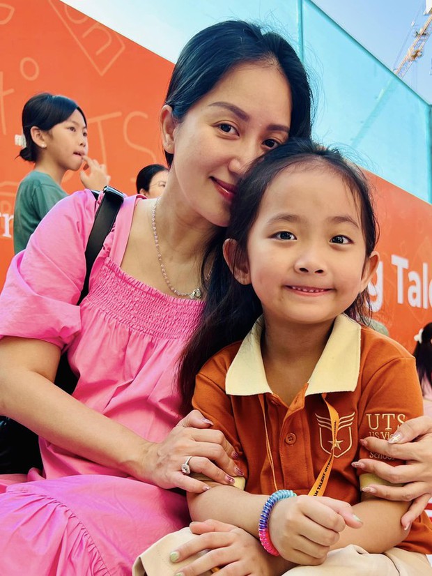 Mẹ bầu Khánh Thi và Phan Hiển gây sốt khi đưa Kubi và Anna đi khai giảng, cùng con trai cả vô cùng dễ thương