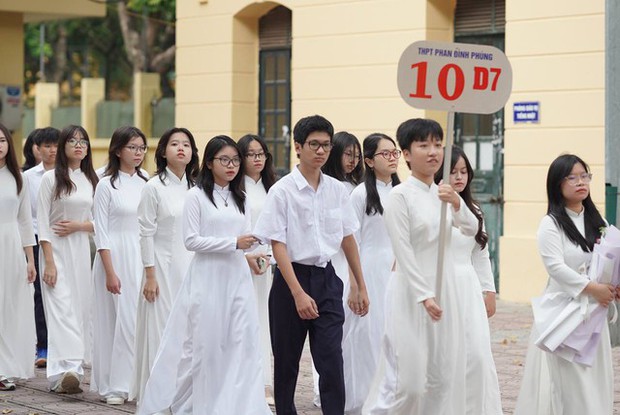 Toàn cảnh lễ khai giảng năm học mới 2023 - 2024: Diễn ra nhanh - gọn, những tà áo dài trắng chiếm spotlight - Ảnh 4.