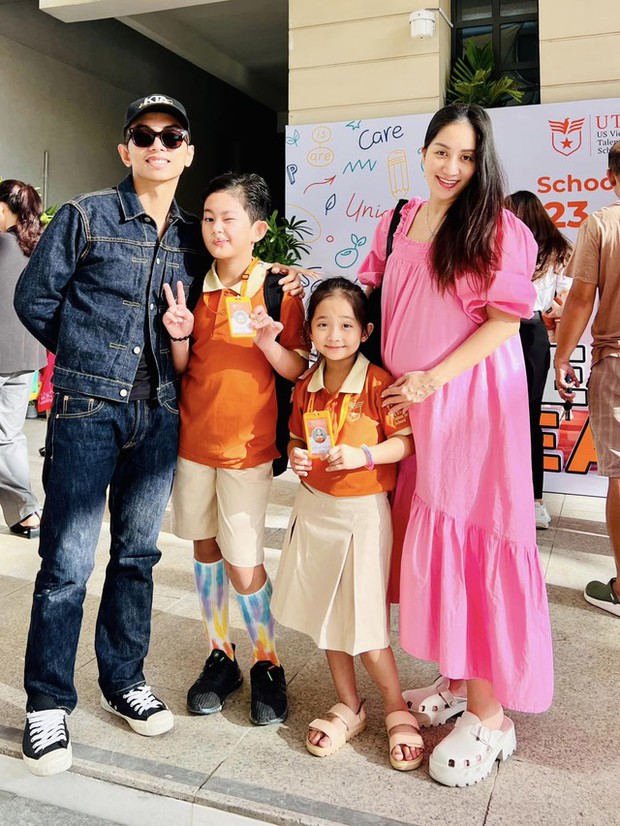 Mẹ bầu Khánh Thi và Phan Hiển gây sốt khi đưa Kubi và Anna đi khai giảng, cùng con trai cả vô cùng dễ thương