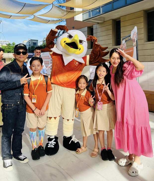 Mẹ bầu Khánh Thi và Phan Hiển gây sốt khi đưa Kubi và Anna đi khai giảng, cùng con trai cả vô cùng dễ thương