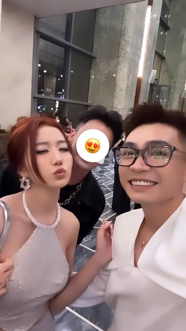 Huyền 204 lên đồ cắt xẻ táo bạo nắm tay chồng thiếu gia lọt tầm ngắm cam thường - Ảnh 3. Huyền 204 lên đồ cắt xẻ táo bạo nắm tay chồng thiếu gia lọt tầm ngắm cam thường - Ảnh 3.