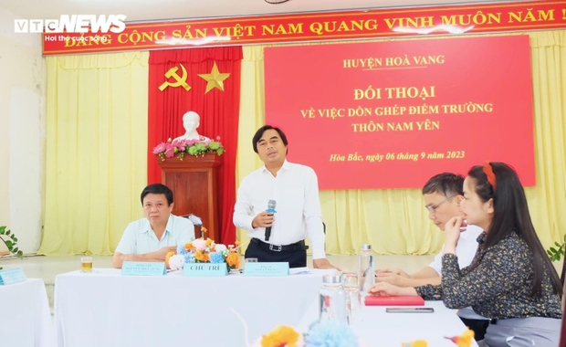 Phụ huynh phản đối sáp nhập trường, hàng chục học sinh không được đi học - Ảnh 2.