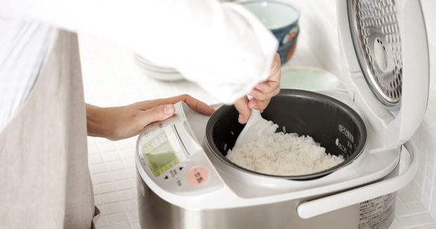 Why should the lid of the electric rice cooker not be opened even after cooking? Used for a long time but not everyone knows the reason - Photo 2.