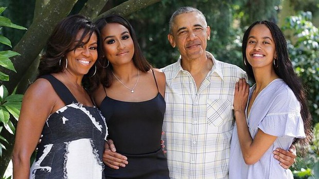 Con gái út nhà Obama lại xuất hiện với trang phục phóng khoáng, hút thuốc cùng bạn bè ngoài bữa tiệc - Ảnh 1.