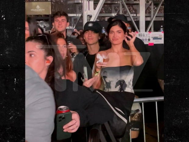 Kylie Jenner and Timothée Chalamet publicly locked lips for the first time, did ex-lover Travis Scott nearby witness?  - Photo 3.