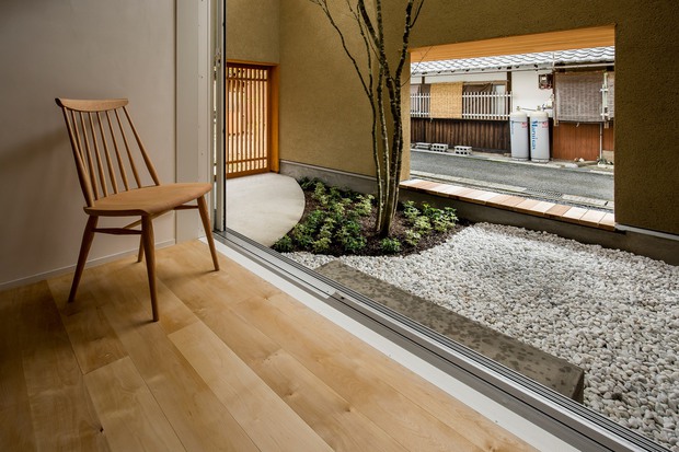 Ngôi nhà với khoảng sân vườn thiết kế đẹp như tranh vẽ ở Nhật - Ảnh 5.