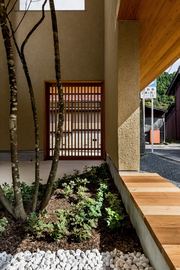 Ngôi nhà với khoảng sân vườn thiết kế đẹp như tranh vẽ ở Nhật - Ảnh 3.