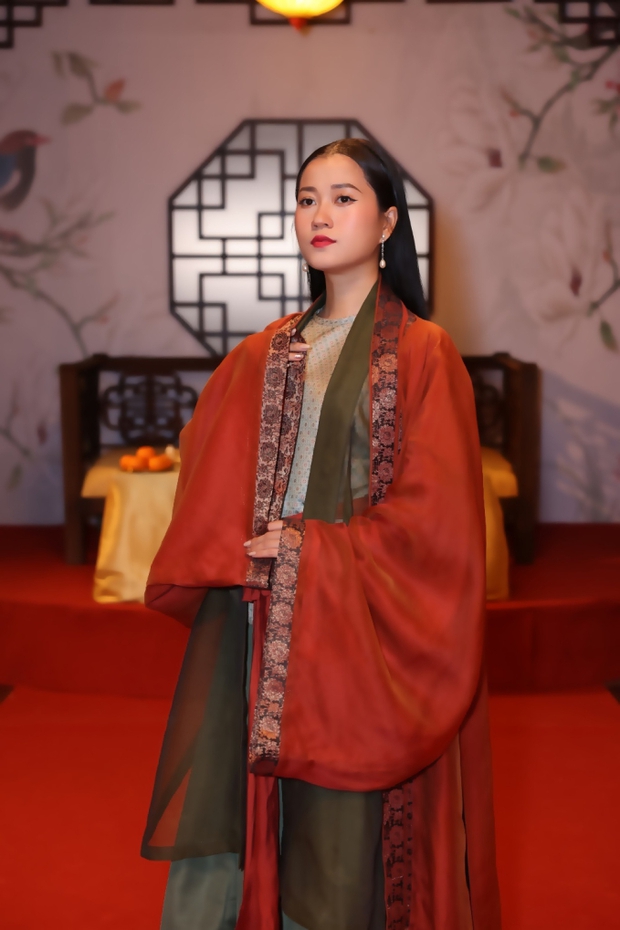 Nữ diễn viên hài kỳ cựu tiêm kháng sinh trực tiếp vào cổ họng để thể hiện bài hát độc đáo